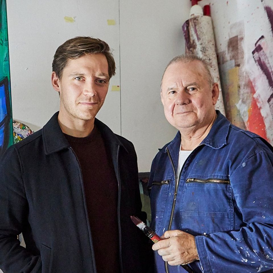 "Die Frau in Blau": Denis (Jonas Nay, l.) und Alfred (Joachim Król) entwickeln eine ganz besondere Freundschaft.