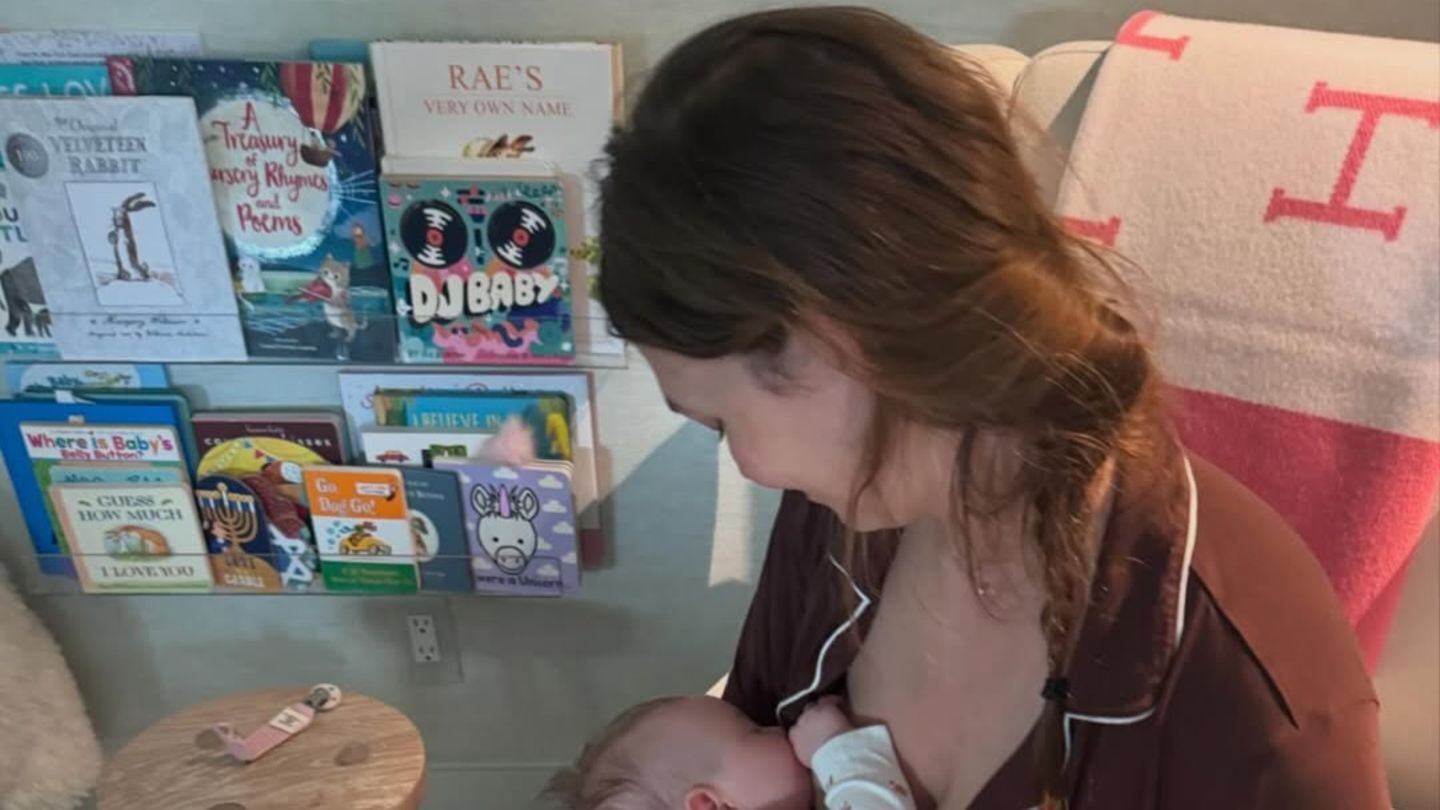 Stillende-Stars-Supermodel-und-Dreifach-Mama-teilt-emotionale-Stillerfahrung