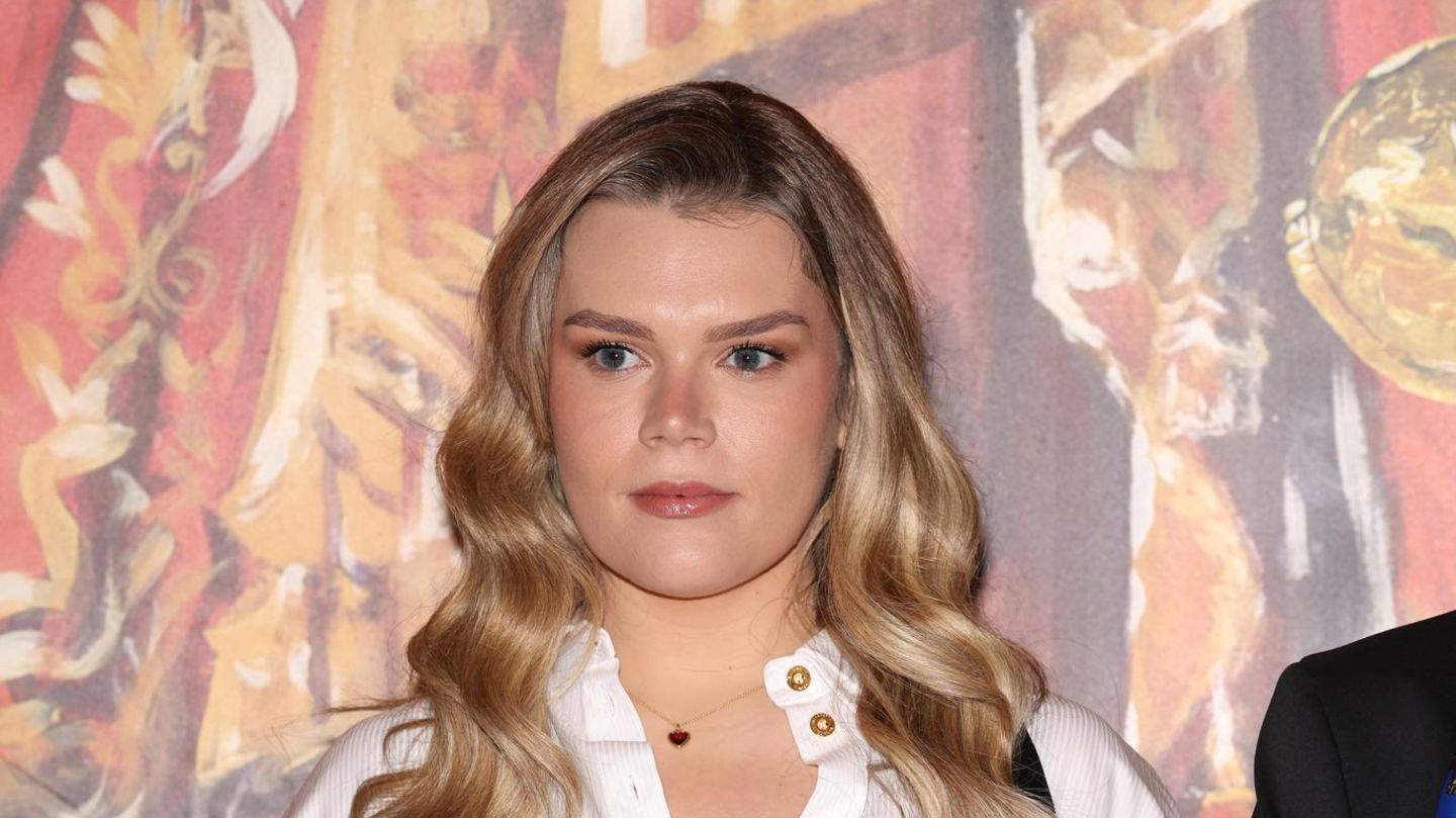 Royale-Looks-Beim-Zirkusfestival-perfektioniert-sie-den-Old-Hollywood-Glamour