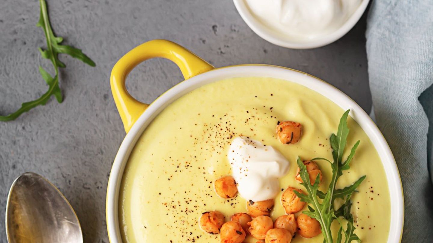 Mit-knusprigem-Topping-W-rzige-Curry-Blumenkohlsuppe