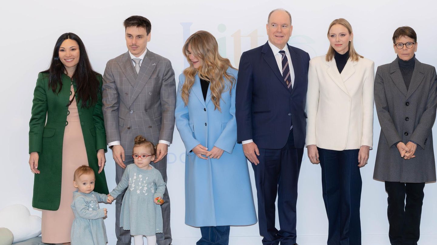 Modische-Minis-Beim-ersten-Auftritt-bringen-sie-alle-im-Partnerlook-zum-Dahinschmelzen