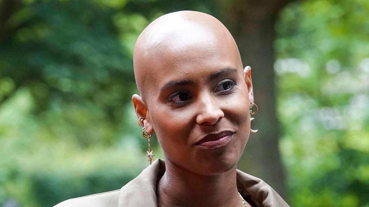 Sharon-Battiste-Sharon-Battiste-ber-hrt-ihre-Fans-mit-ehrlichem-Einblick