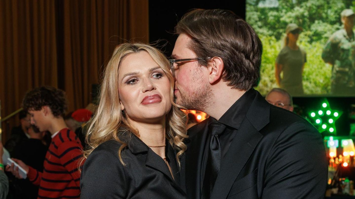 Dschungelcamp-2026-Sara-Kulka-pr-sentiert-auf-Dschungelparty-ihren-neuen-Freund