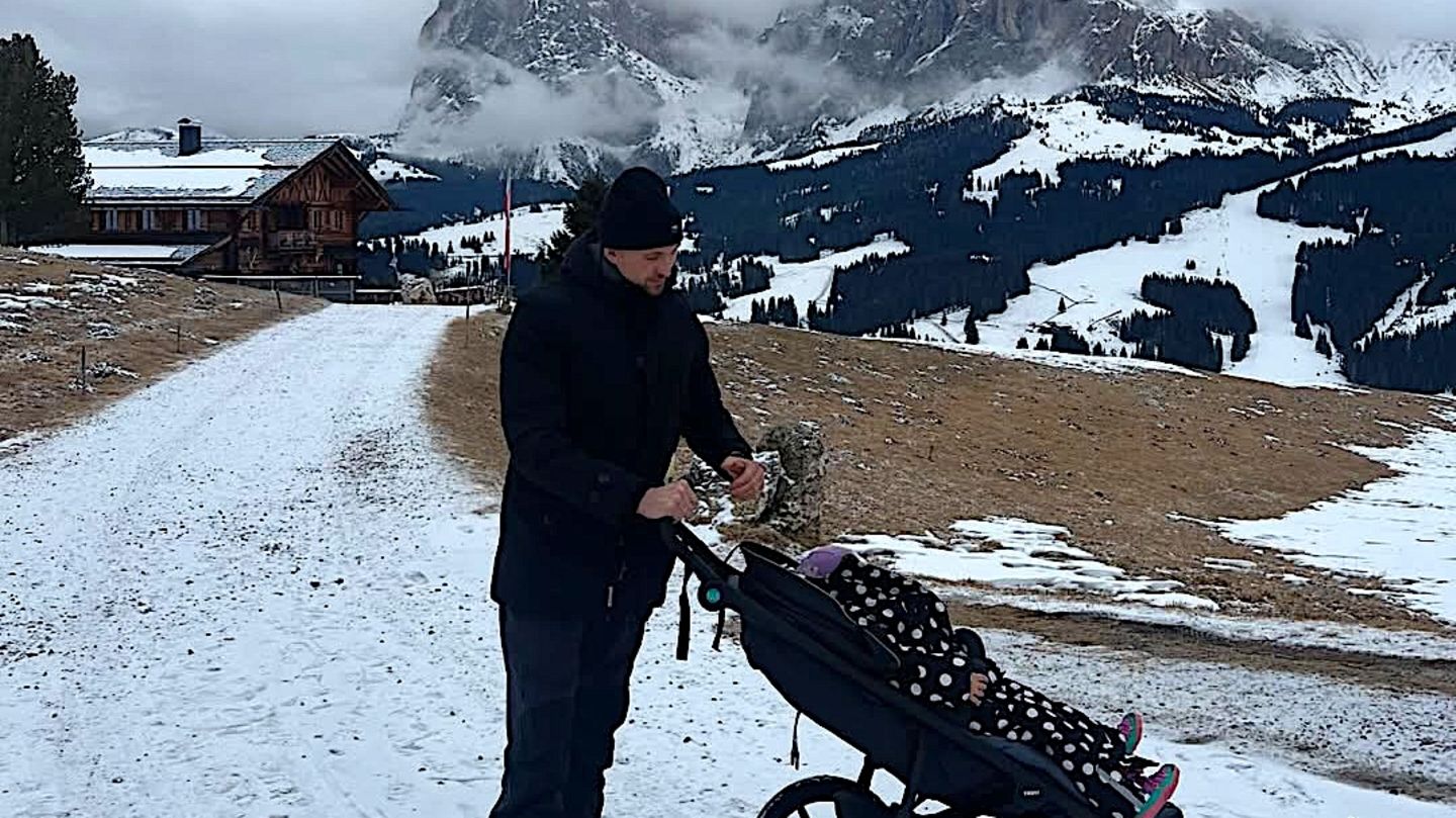 Stylische-Eltern-Mit-ihrem-Buggy-geht-s-problemlos-durch-den-Schnee