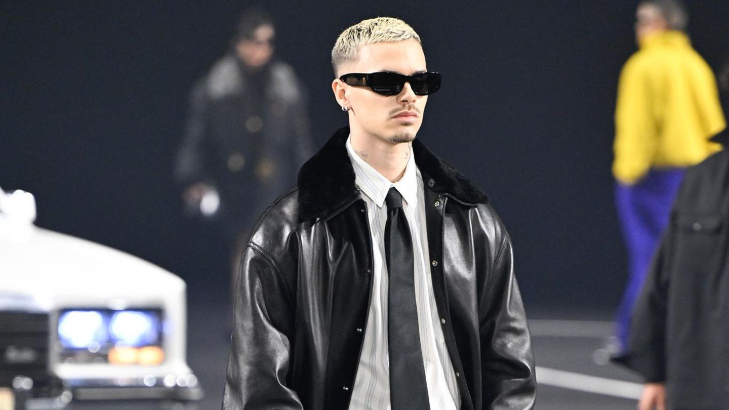 Romeo-Beckham-W-hrend-Papa-und-Bruder-streiten-l-uft-Romeo-Beckham-unbeirrt-ber-den-Runway