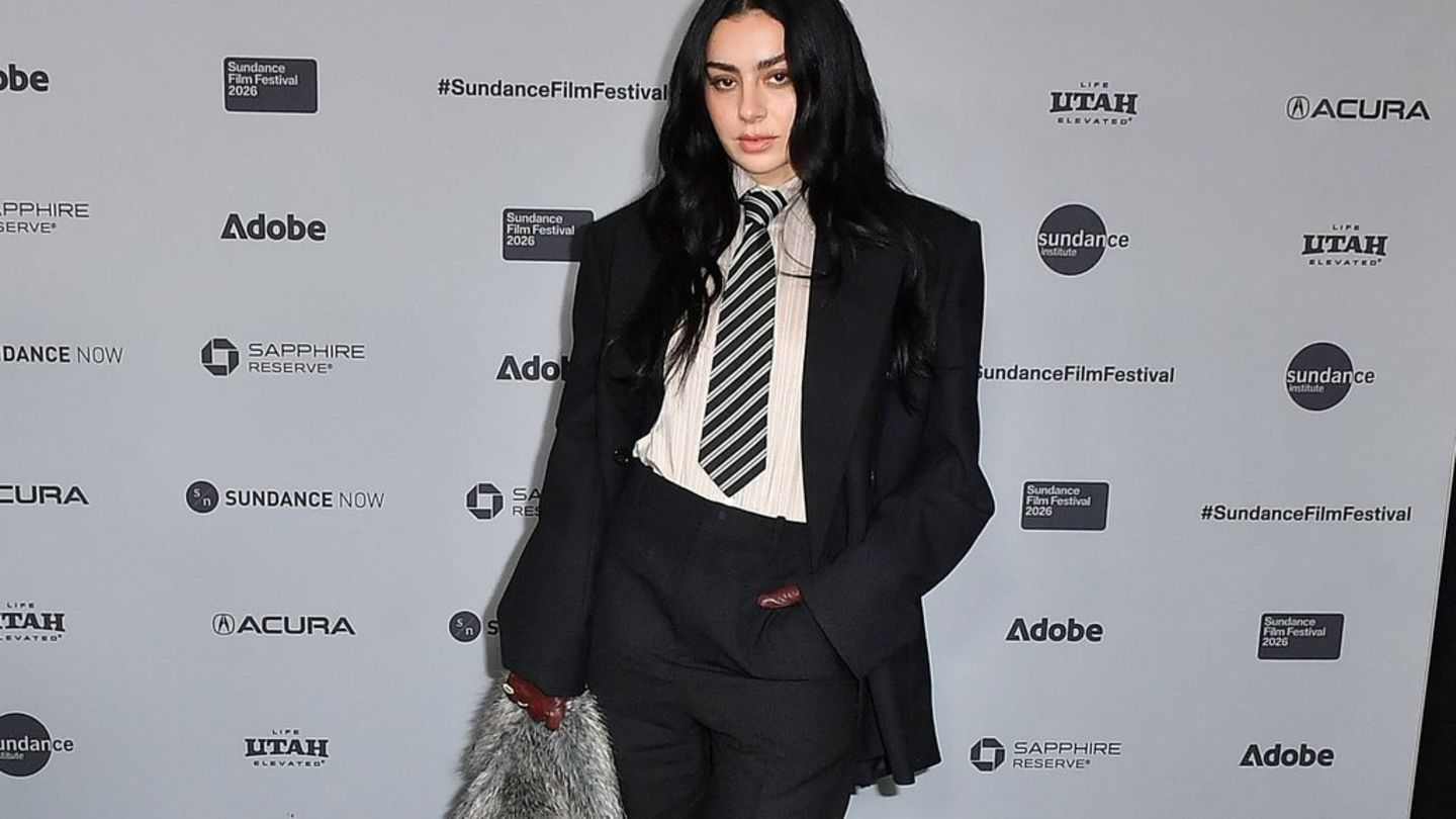 Auf-Instagram-Charli-XCX-in-knappen-Shorts-im-Schnee