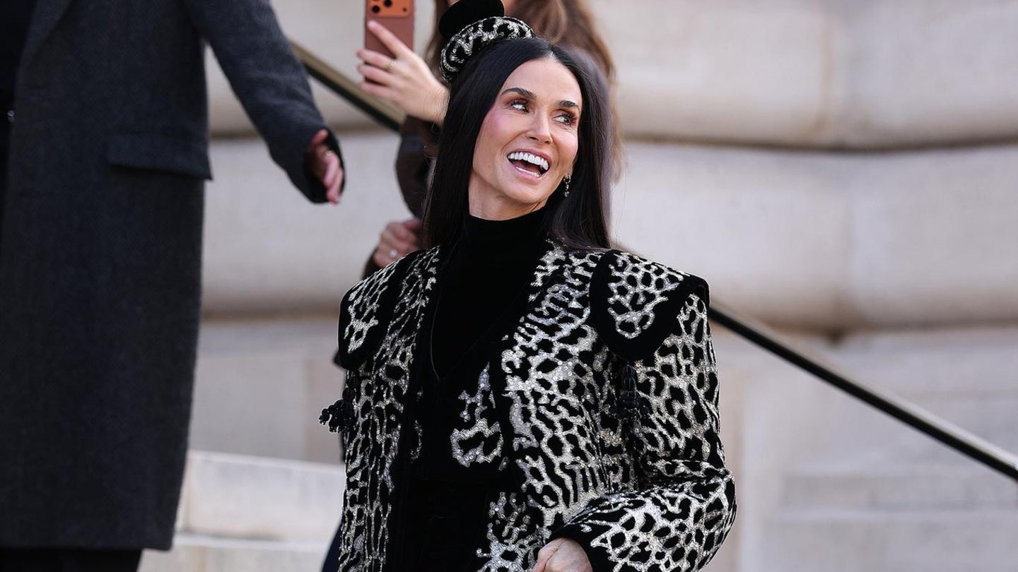 Paris-Fashion-Week-2026-Bei-der-Schiaparelli-Show-setzen-die-Stars-auf-Extravaganz