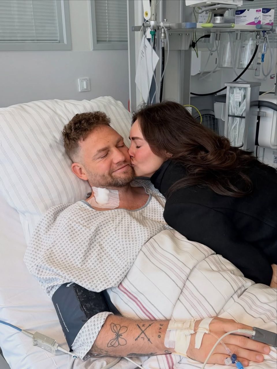 Konstantin Streifling musste nach dem Ende von "Love is Blind: Germany" erneut wegen seines Hirntumors operiert werden. Ehefrau Jessi wich ihm nicht von der Seite.