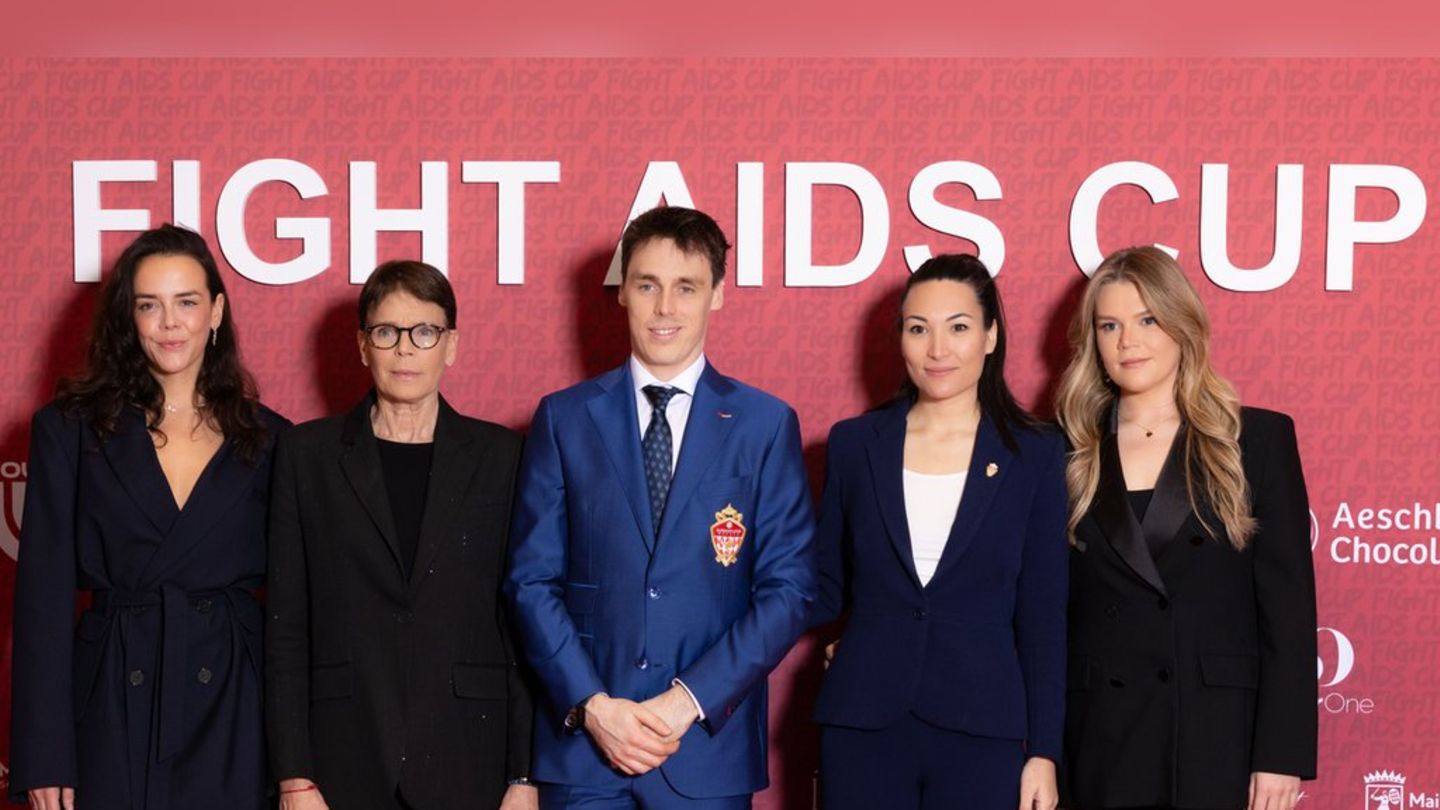 St-phanie-von-Monaco-Eleganter-Auftritt-mit-ihren-Liebsten