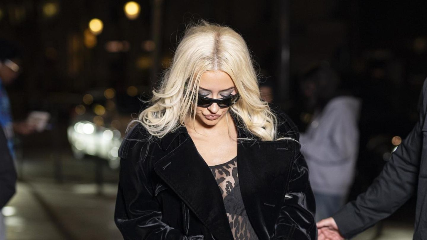 Nackt-Kleider-Vor-Dinner-Date-mit-ihrem-Freund-sorgt-sie-f-r-sexy-Appetithappen