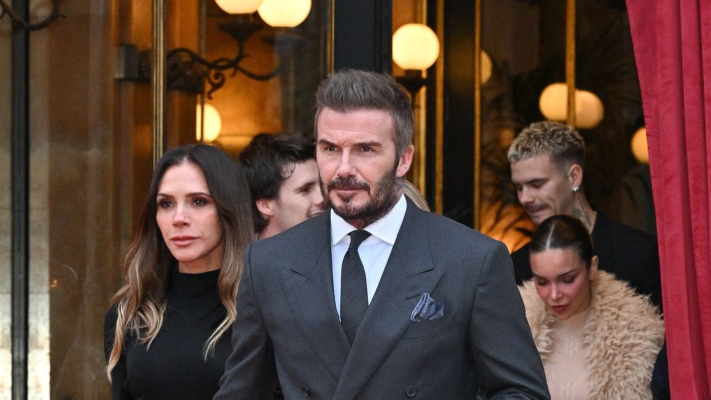 Victoria-und-David-Beckham-Demonstratives-H-ndchenhalten-in-Paris