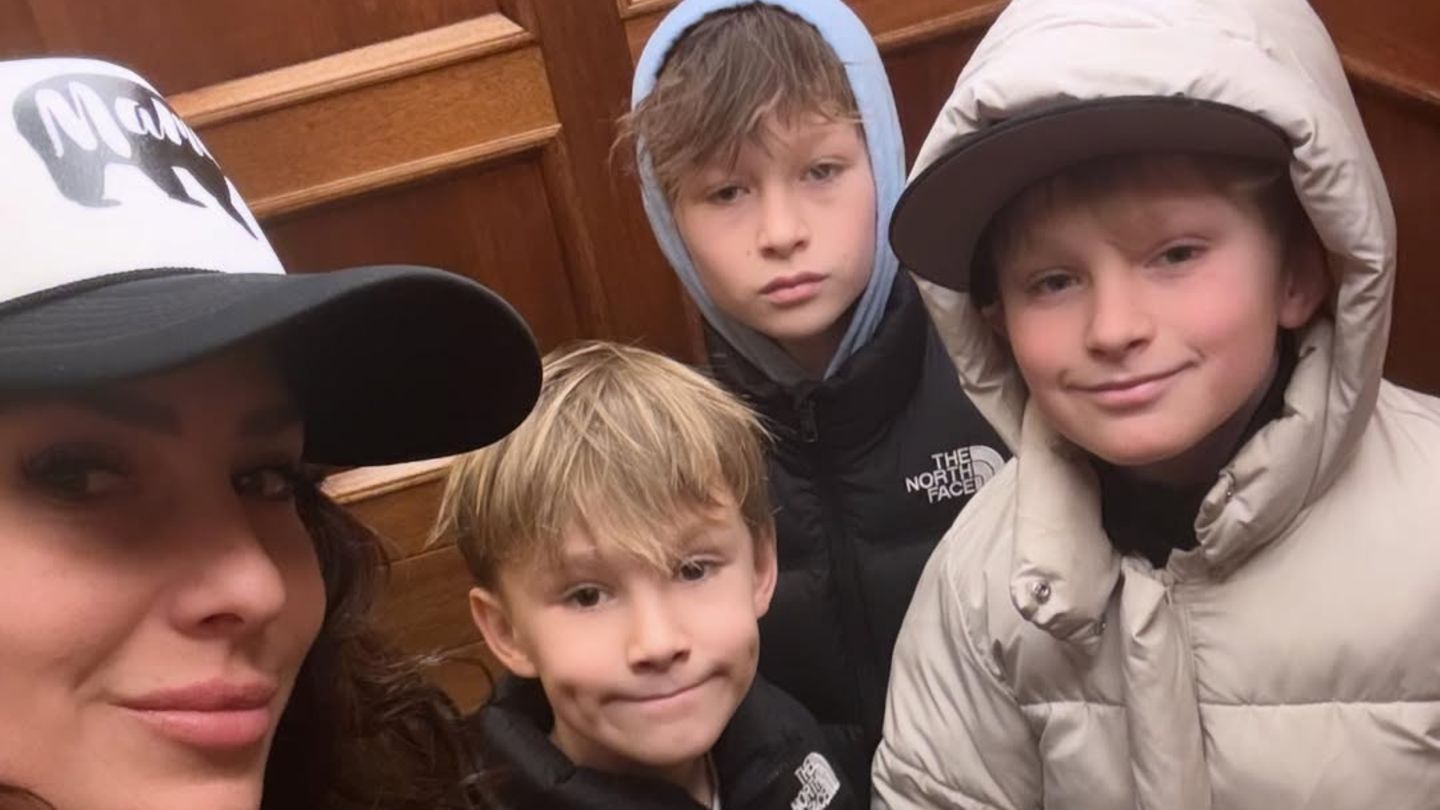 Alec-Baldwin-Ehefrau-Hilaria-trotzt-t-dlichem-Wintersturm-f-r-einen-Haarschnitt-mit-ihren-Kindern