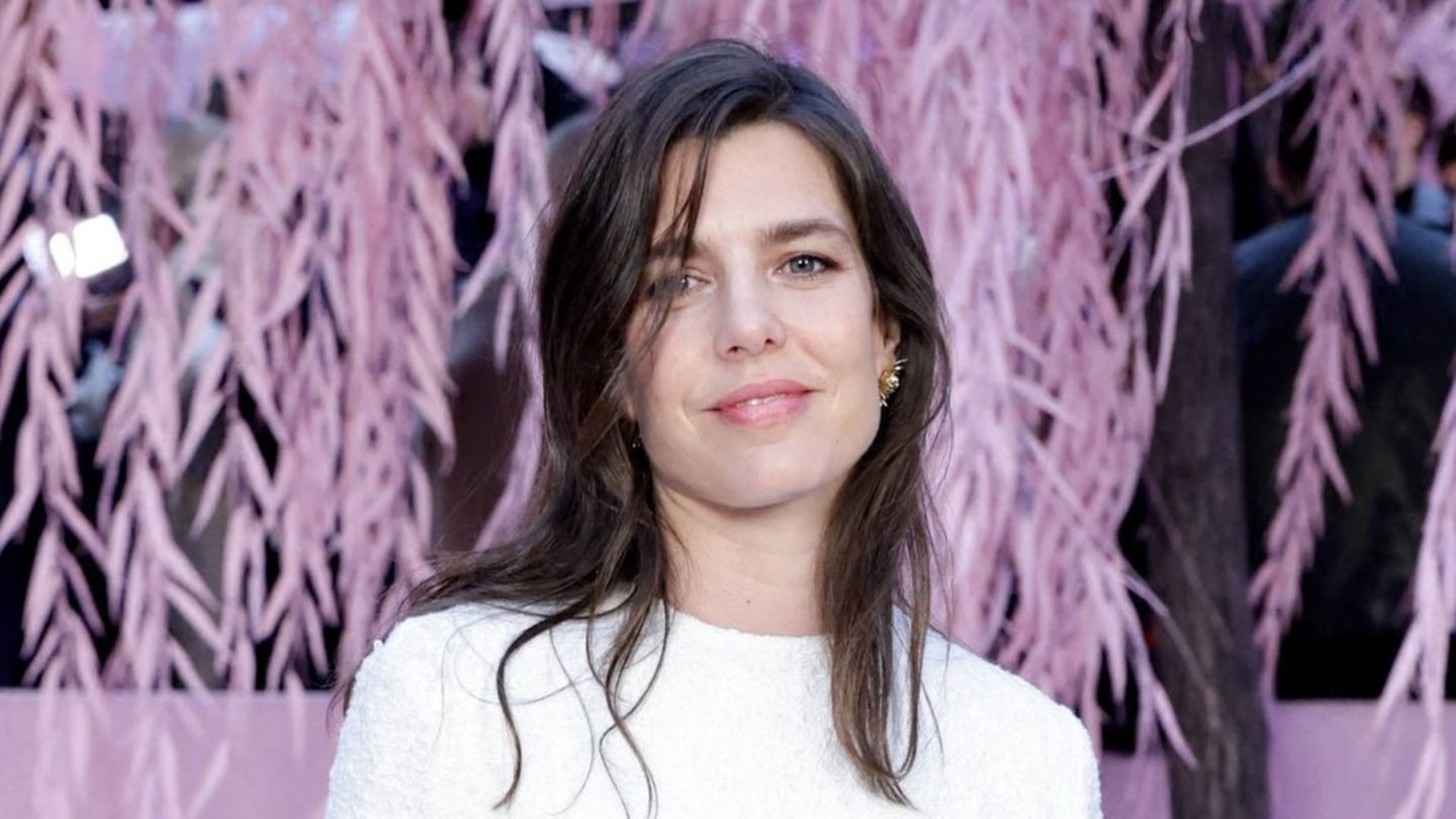 Charlotte-Casiraghi-Monegassin-feiert-Buch-Deb-t