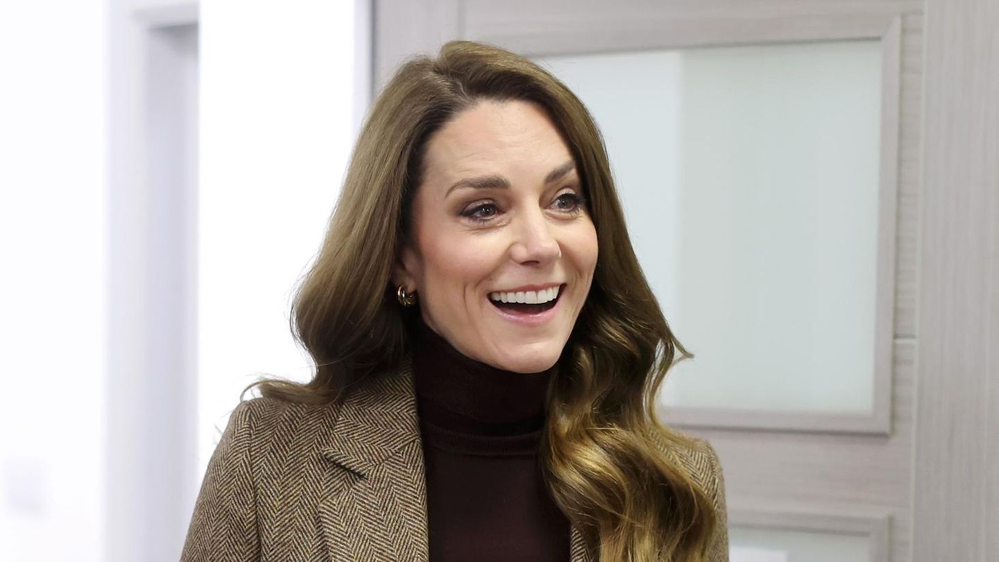 Catherine-Princess-of-Wales-So-geschickt-passt-Kate-ihre-Klamotten-an-ihre-erblondeten-Haare-an