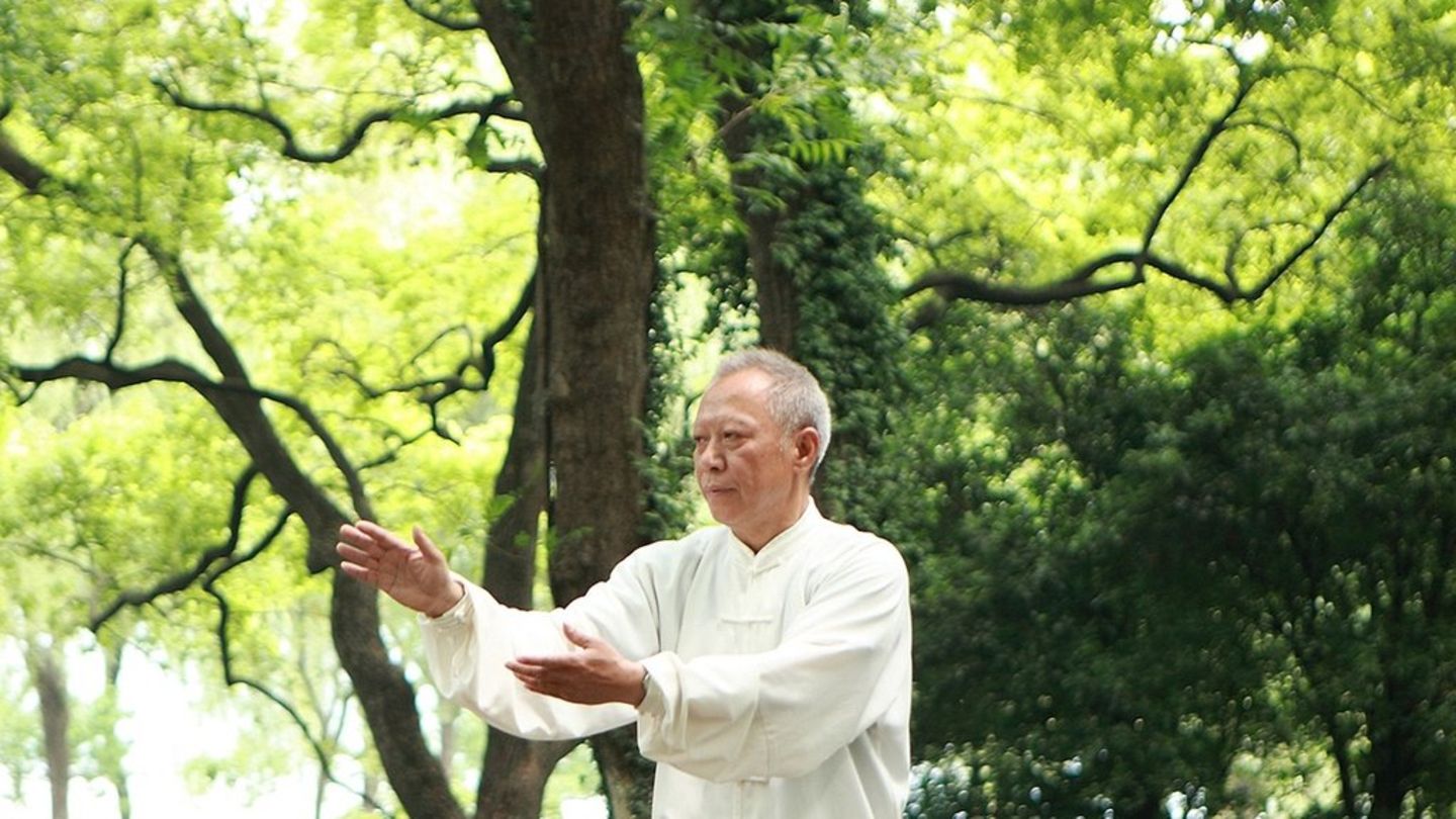 Fitnesstrend-f-r-mehr-Achtsamkeit-Das-steckt-hinter-Tai-Chi-Walking