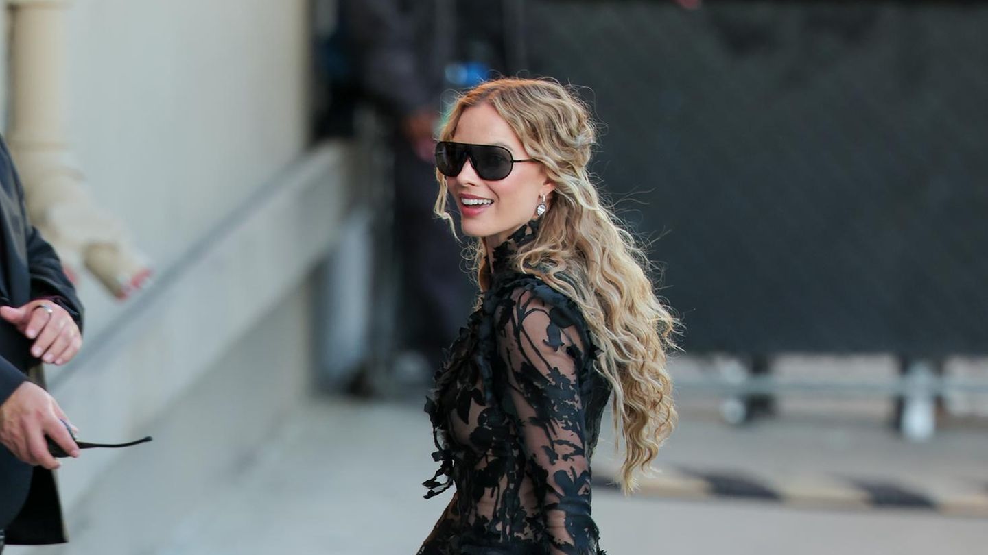 Nackt-Kleider-Margot-Robbie-macht-neues-Projekt-modisch-zum-fantastischen-Fiebertraum