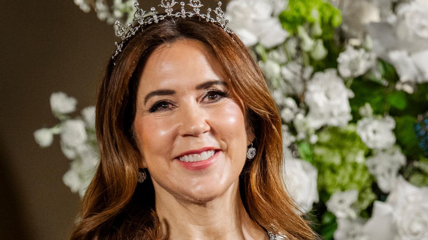 K-nigin-Mary-Sie-erinnert-beim-Staatsbankett-mit-ihrem-Diadem-an-ihren-Hochzeitstag