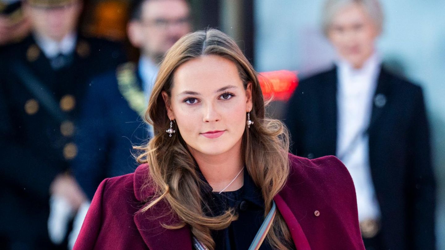 Prinzessin Ingrid Alexandra Auf Erster Offizieller Solo Reise 