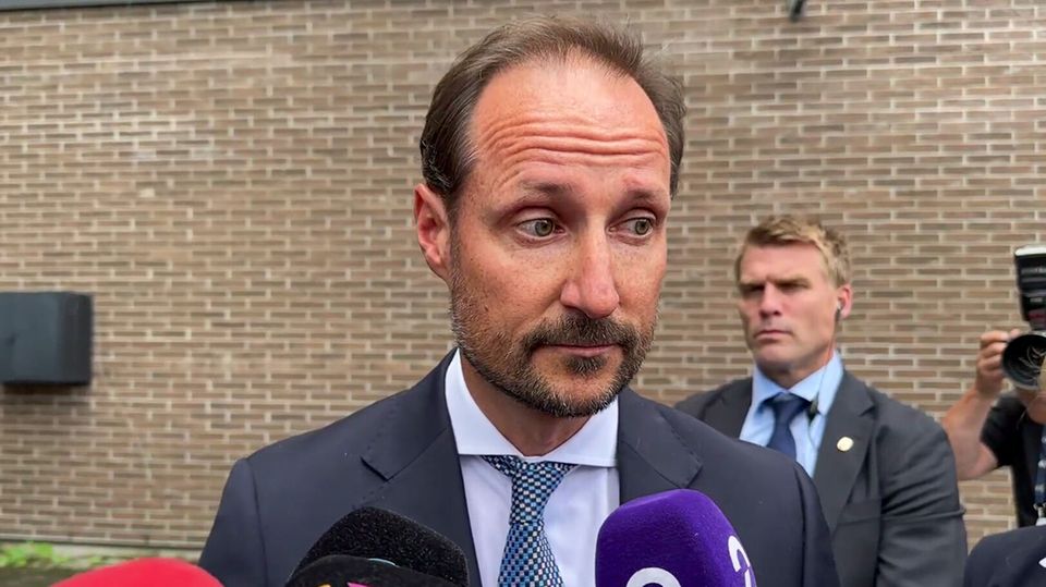 Prinz Haakon: Als er vor die Presse tritt, zeigt er sich sichtlich ...
