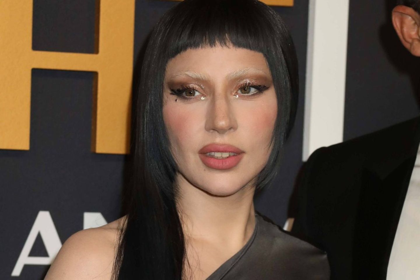 Lady Gaga steht am Sonntag bei den Grammys auf der Bühne.