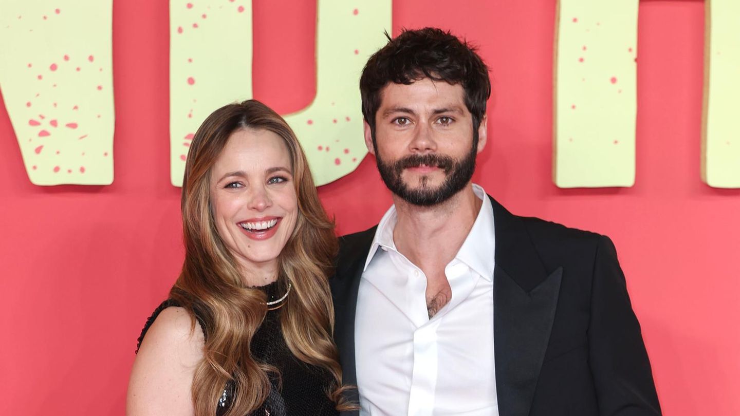 Red-Carpet-Style-2026-So-gl-cklich-strahlen-die-Co-Stars-auf-dem-roten-Teppich