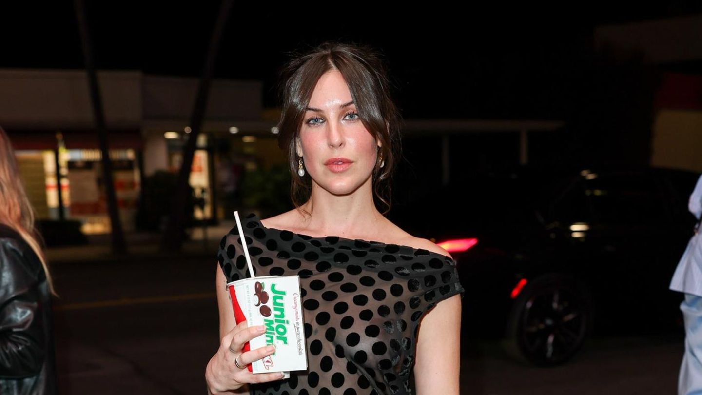 Nackt-Kleider-Scout-Willis-im-l-ssigen-Transparent-Look