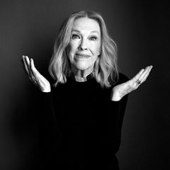 30. Januar 2026: Catherine O'Hara (71) Die Nachricht, das eine der berühmtesten Filmmütter nach kurzer Krankheit in Los Angeles gestorben ist, erschüttert Familie, Freunde und Fans. Die Kanadierin Catherine O'Hara spielte in Kultfilmen wie "Beetlejuice" mit, die "Kevin"-Filme machten sie weltwerühmt, spätestens mit der Erfolgsserie "Schitt's Creek" wurde die Golden-Globe- und Emmy-Gewinnerin zur komödiantischen Schauspiellegende. Unzählige Kolleg:innen gedenken dem Hollywoodstar, darunter natürlich auch Macauley Culkin, Dan Levy und Co.