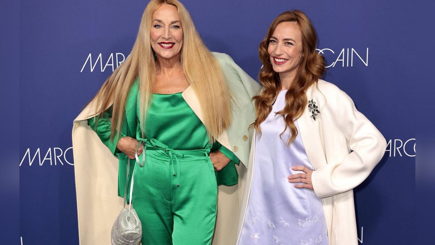 Jerry-Hall-und-Tochter-Elizabeth-Jagger-Seiden-Partnerlook-bei-Fashion-Week