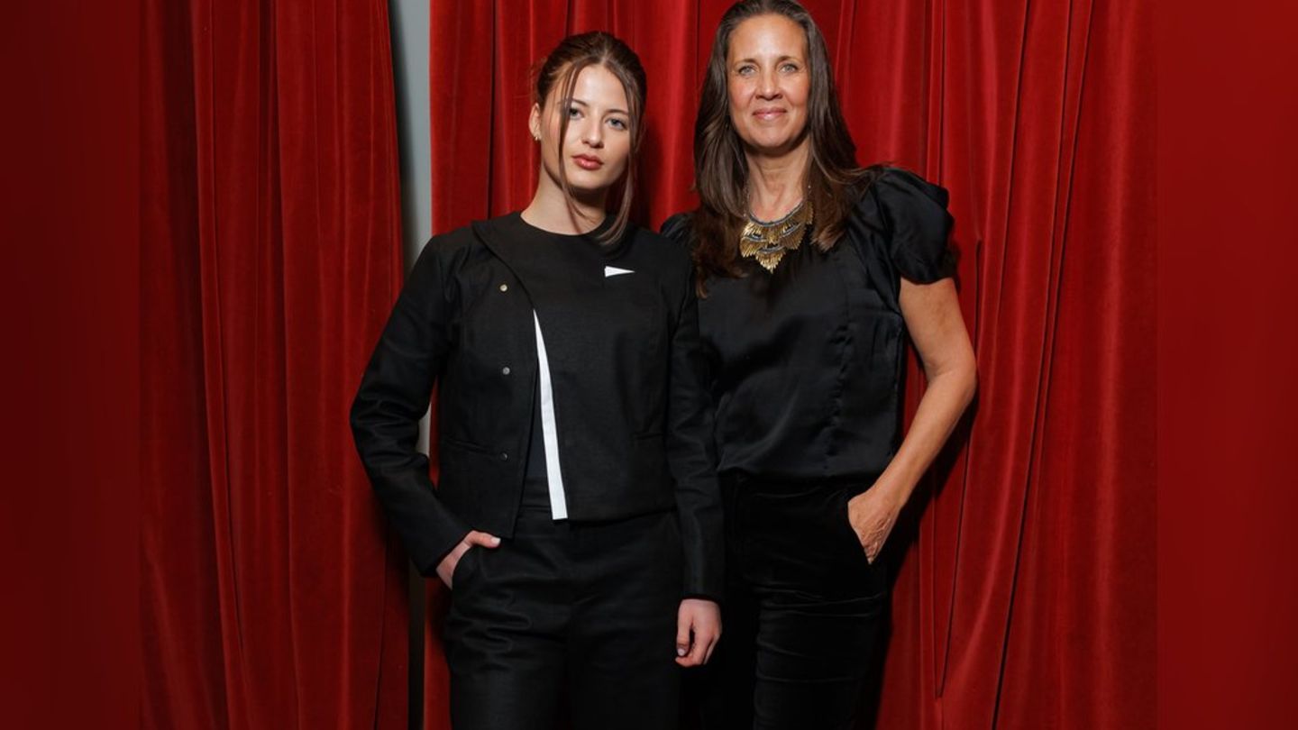 Mutter-Tochter-Gespann-Emma-und-Dana-Schweiger-zusammen-in-Berlin