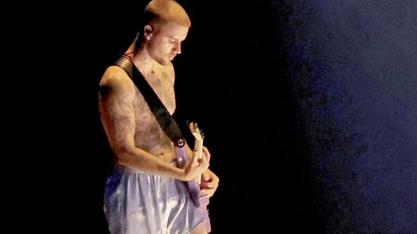 Skurriler-Grammy-Auftritt-Justin-Bieber-in-Shorts-und-Socken