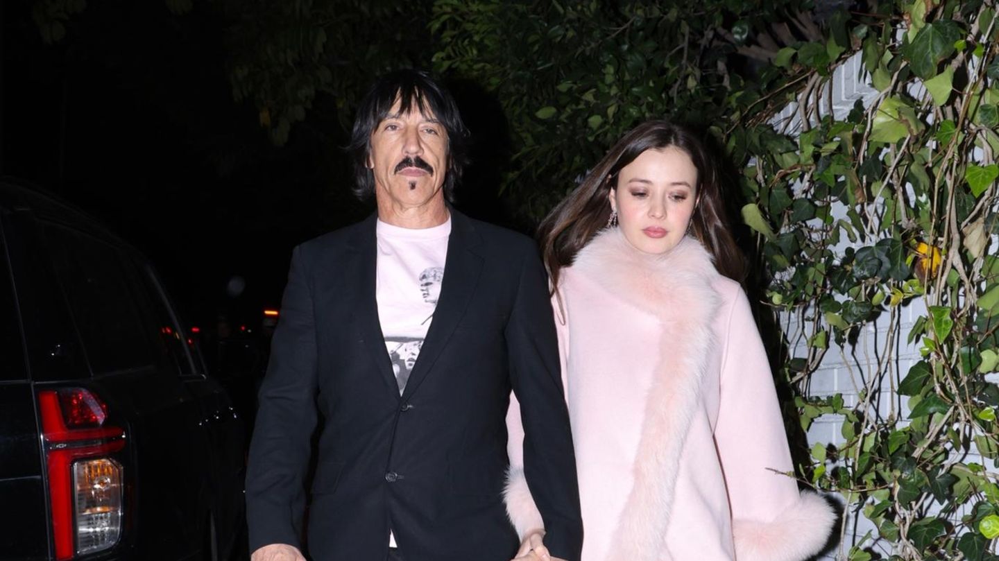 Grammy-Awards-2026-Red-Hot-Chili-Peppers-Star-zeigt-sich-h-ndchenhaltend-mit-einer-Unbekannten