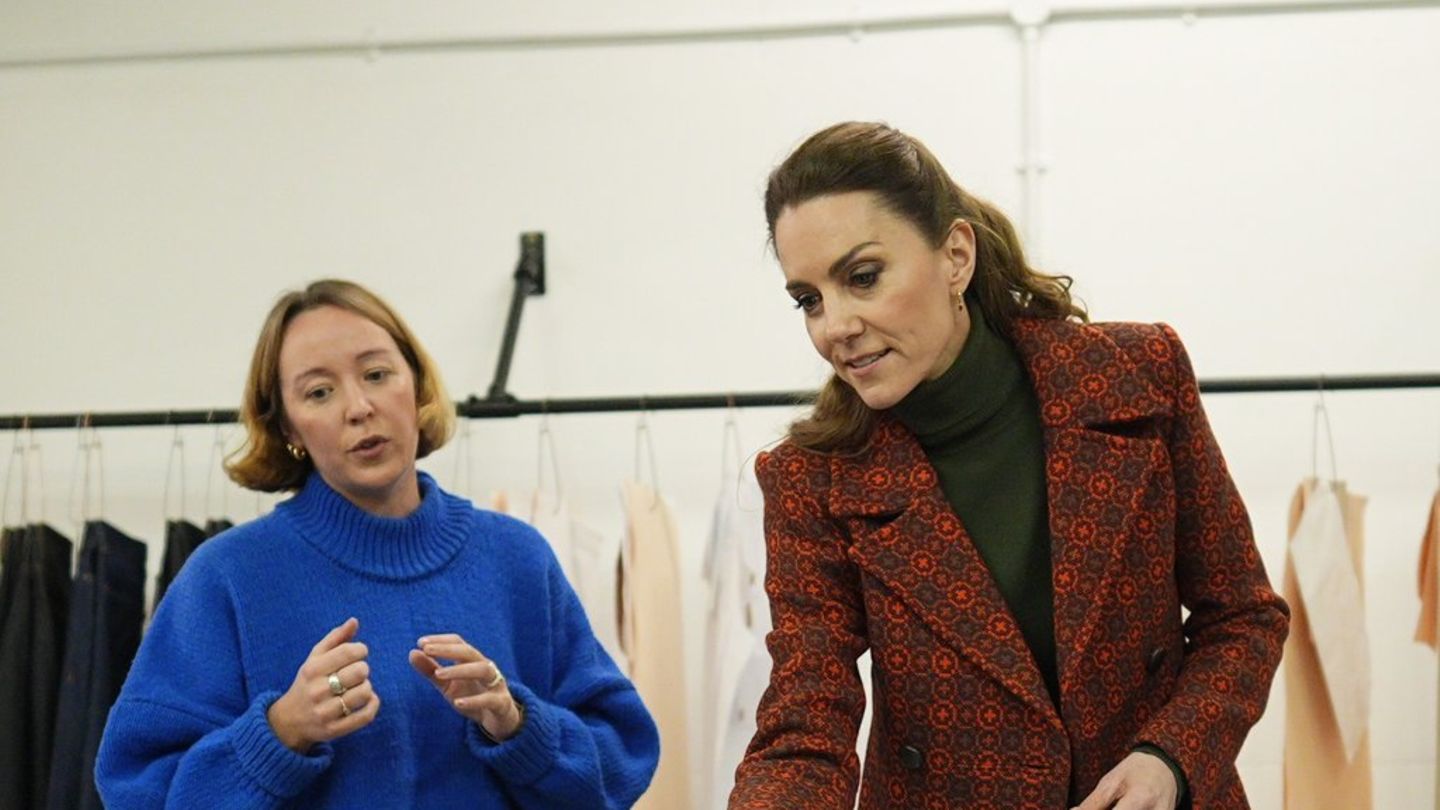 Prinzessin-Kate-Strahlend-in-Rot-in-Webereien-in-Wales