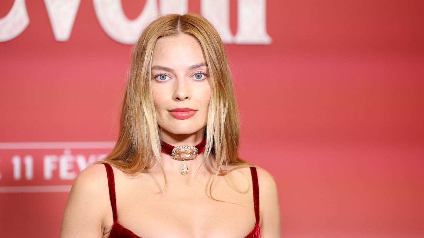 Margot-Robbie-Margot-Robbie-begeistert-in-Korsett-und-100-Karat