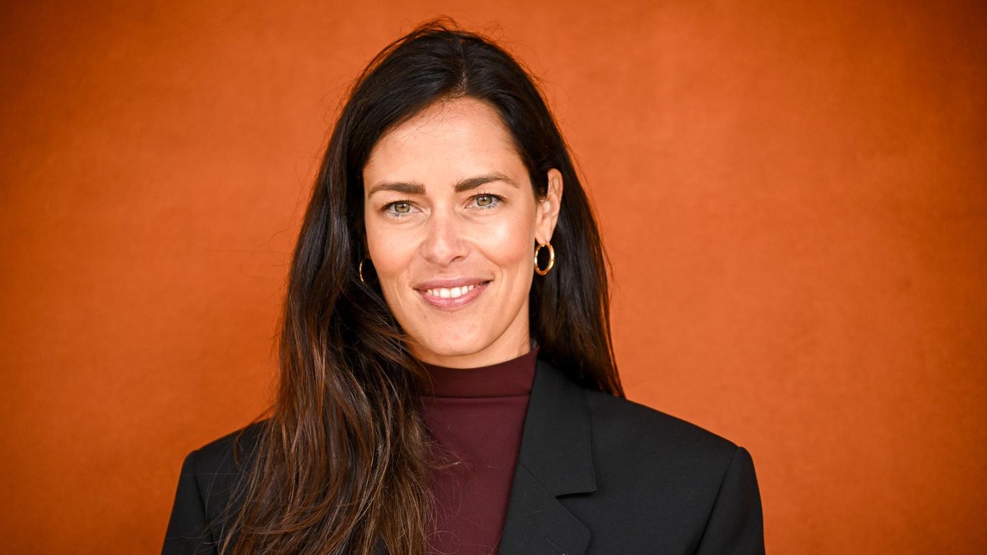 Ungewohnt-gewagt-Ana-Ivanovi-zeigt-mit-BH-Blitzer-eine-neue-sexy-Seite-von-sich