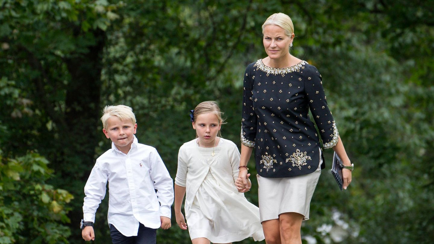Prinzessin-Mette-Marit-In-SMS-k-ndigte-sie-Epstein-Treffen-mit-den-Kindern-an