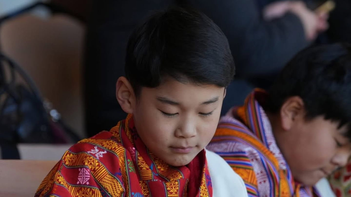 K-nigshaus-Bhutan-Der-Drachenprinz-feiert-seinen-10-Geburtstag