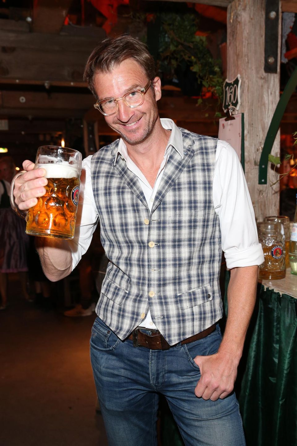 Ganz so viel hat sich an der Optik des Schauspielers über die Jahre nicht verändert: Inzwischen trägt Heiko Ruprecht Brille und einen leichten Bart, grinst aber noch genauso frech in die Kamera.