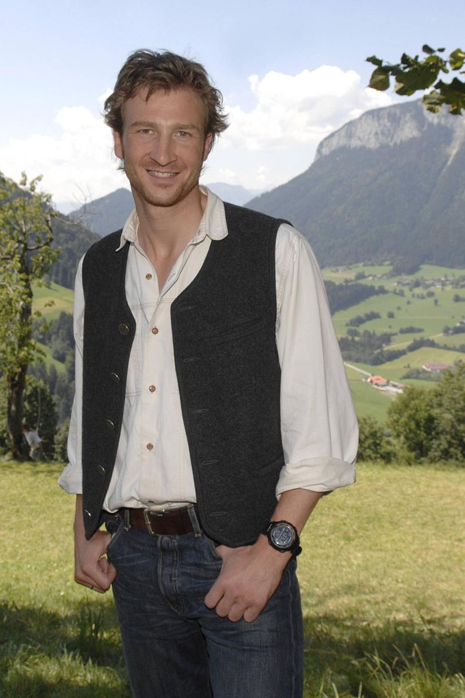 Mit diesem Look lernten die Zuschauer:innen Heiko Ruprecht als "Hans Gruber", den bodenständigen Bruder von Hans Sigls "Martin Gruber" kennen.