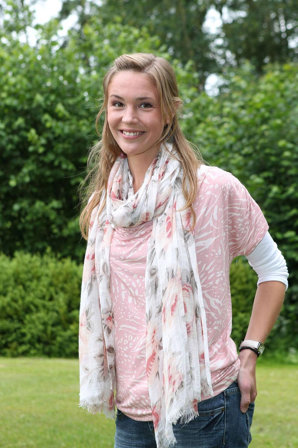 Ines Lutz sorgt in "Der Bergdoktor" nicht nur durch ihre Romanze mit der Hauptfigur, sondern auch durch ihr großes Schauspieltalent für Aufsehen. 2011 trägt die damals 28-Jährige lange, blonde Haare, dezentes Make-up und ein Outfit ganz im Sinne der 2000er-Jahre.