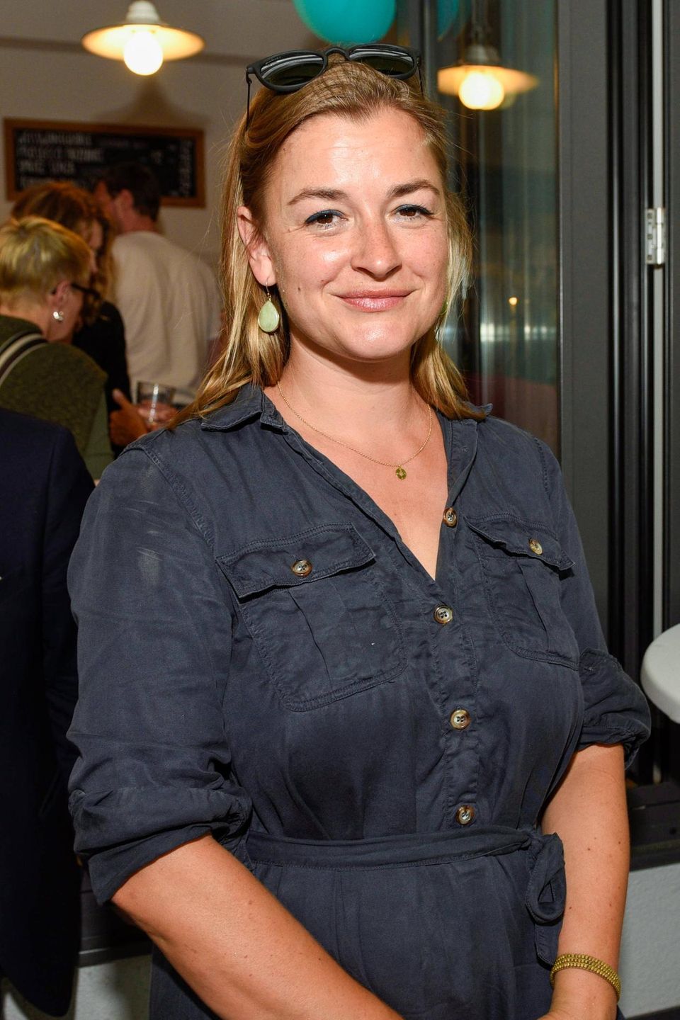 Nach der 15. Staffel stieg Ines Lutz aus "Der Bergdoktor" aus, da sie ihre Rolle als "Anne Meierling" für auserzählt hielt. Die Schauspielerin ist bei ihrem natürlichen Look geblieben – ihre Haare wirken eine Spur dunkler und ihr Make-up zu ausgewählten Anlässen ein wenig stärker.