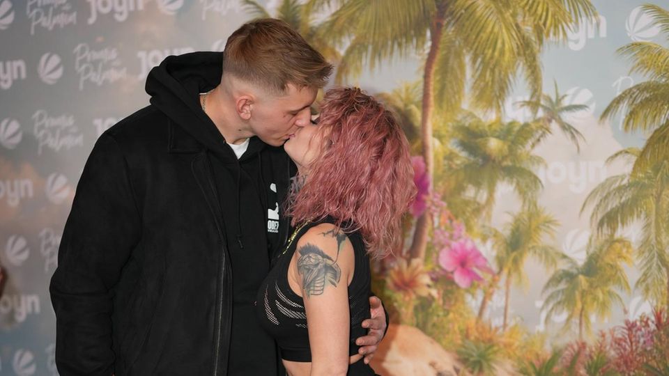 Eric Stehfest Edith Stehfest küsst ihren Damian bei einem Event