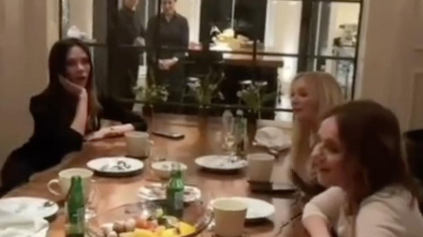 Victoria-Beckham-Sie-singt-den-Kummer-einfach-weg-mit-famili-rer-Unterst-tzung