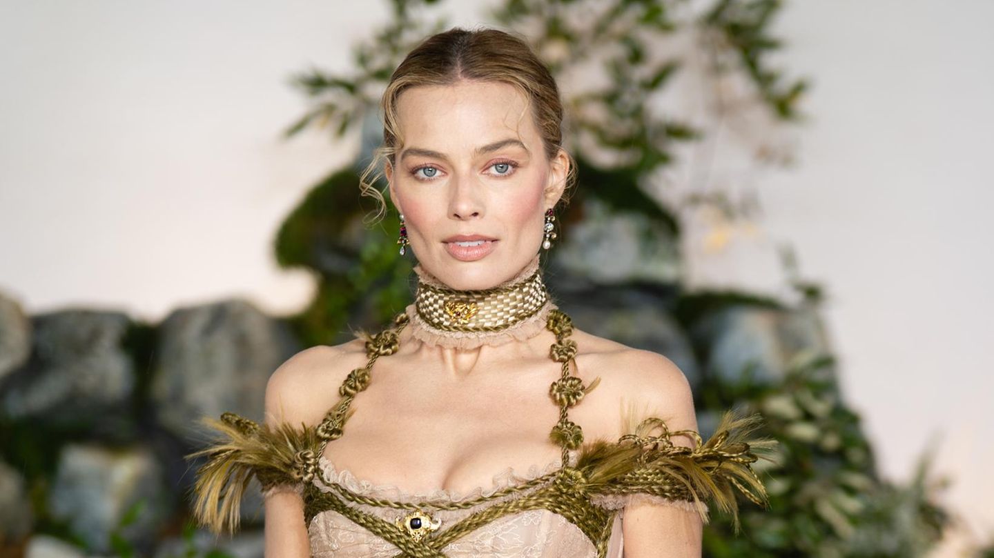 Margot-Robbie-Im-Nacktkleid-zieht-Margot-Robbie-alle-Blicke-auf-sich