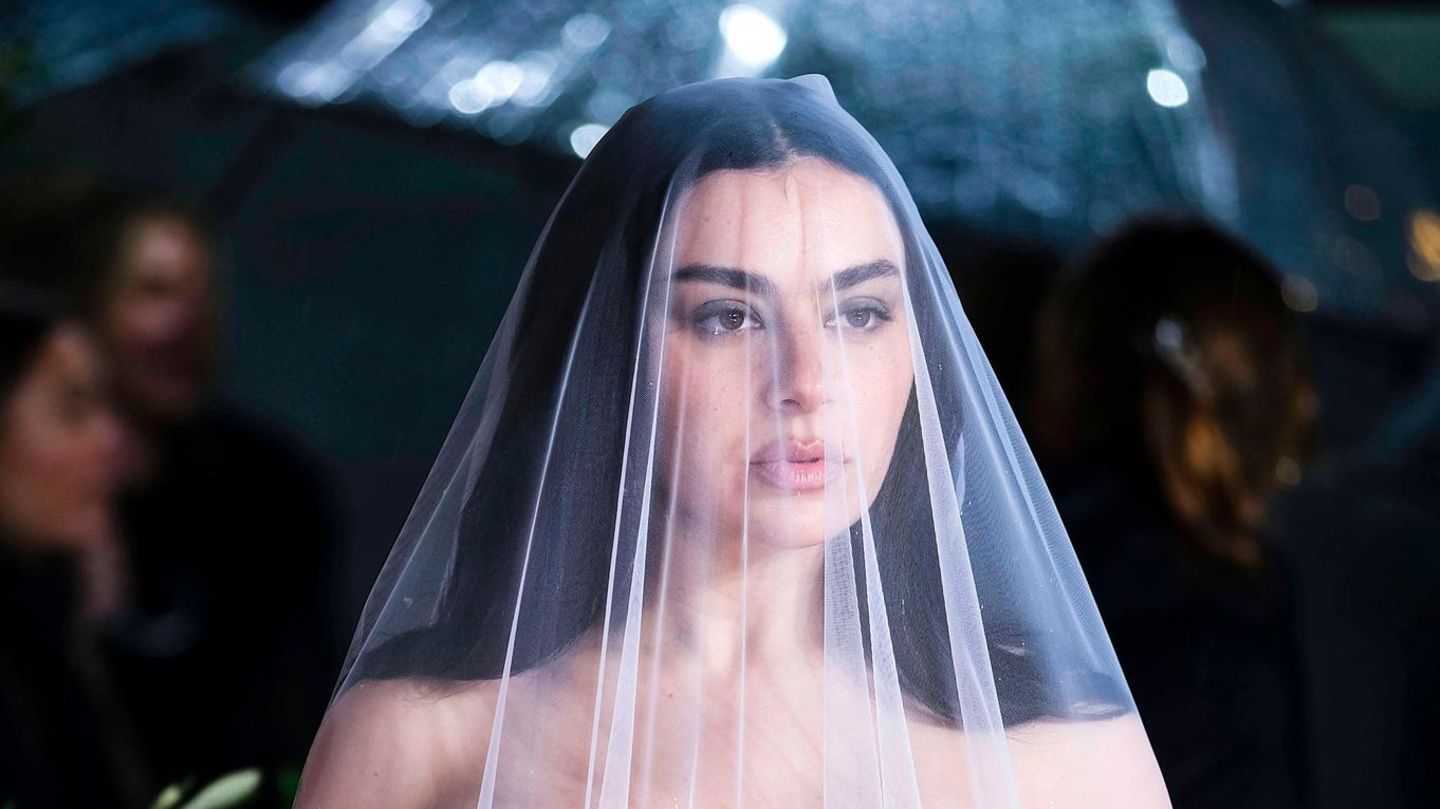 Ganz-in-Wei-Im-romantischen-Brautlook-stiehlt-sie-allen-die-Show