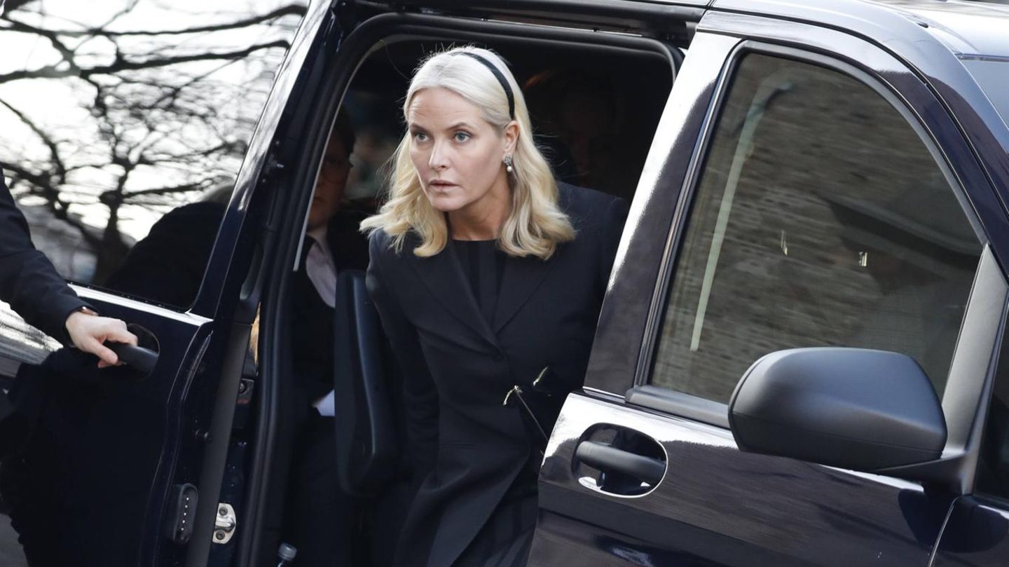 Prinzessin-Mette-Marit-Prinzessin-Mette-Marit-eilt-zu-Sohn-Marius-in-die-U-Haft
