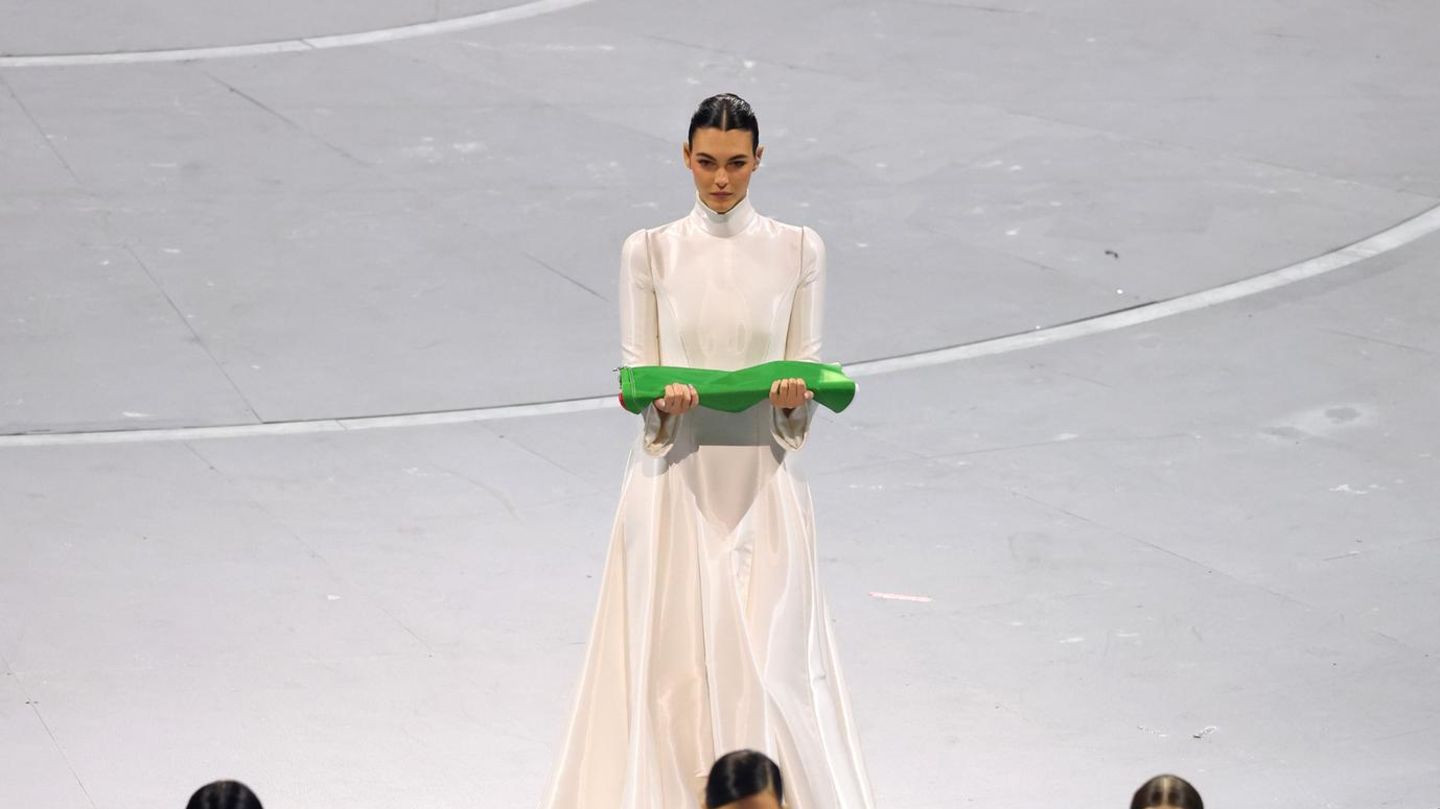 Vittoria-Ceretti-Freundin-Vittoria-Ceretti-berrascht-mit-gro-em-Auftritt-bei-Olympia