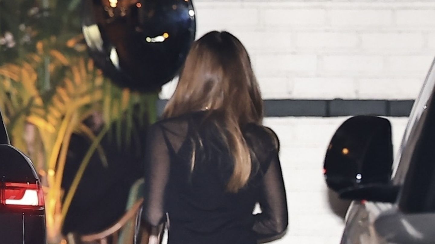 Der-Po-der-Stars-Wer-hat-hier-wohl-mit-blickdichtem-Stoff-gespart-