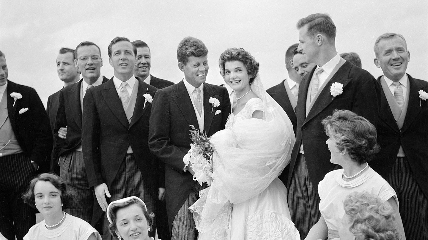 Jaqueline-Kennedy-Die-dramatische-Geschichte-hinter-Jackie-Kennedys-ikonischem-Brautkleid