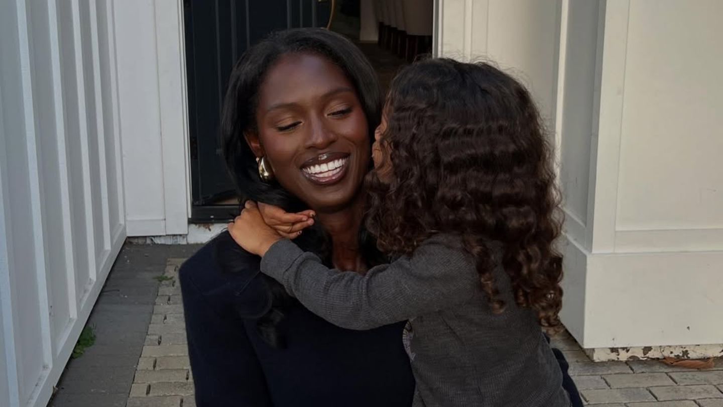 Jodie-Turner-Smith-Sie-teilt-magischen-Augenblick-zwischen-Tochter-Juno-und-Taylor-Swift