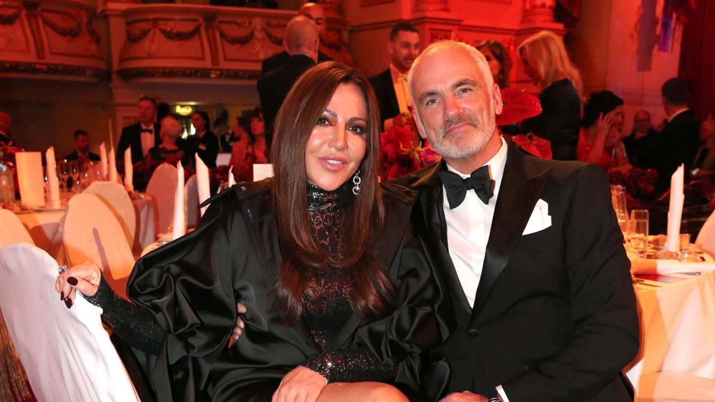 SemperOpernball-2026-Beim-SemperOpernball-besticht-sie-mit-hohem-Beinschlitz